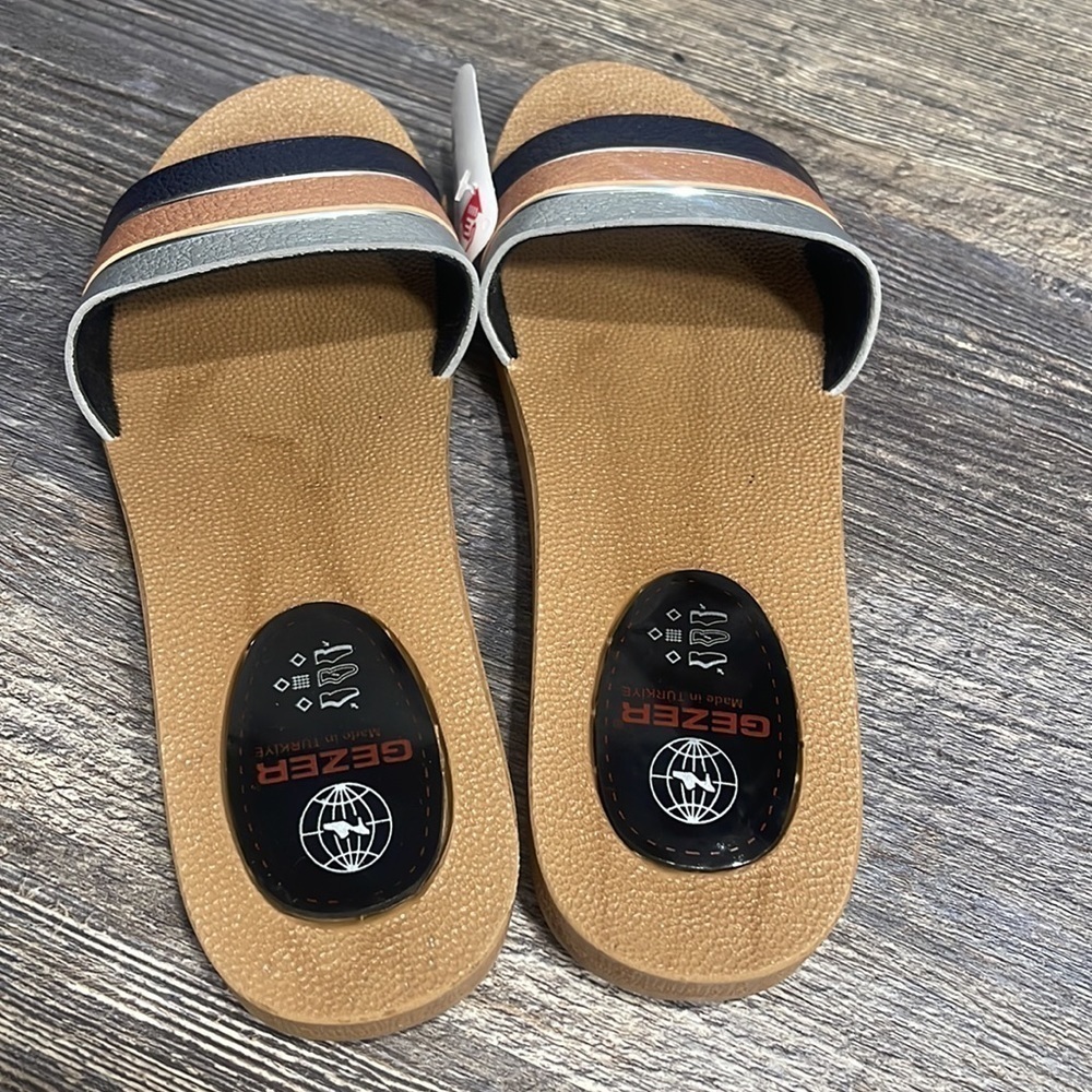 Slippers - Picture 2 of 6